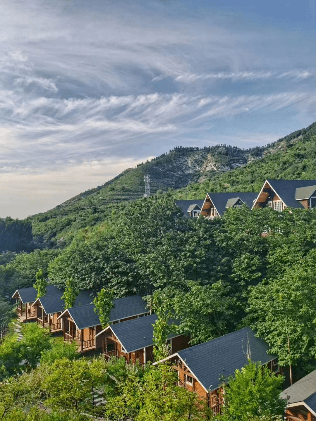 群山环绕绿树成荫的朱水湾度假村,坐落于淄博市淄川区美丽的大山深处.