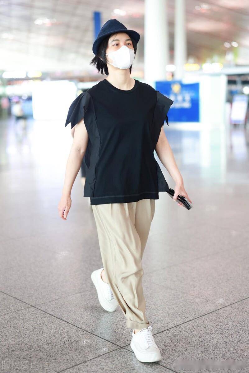 尚雯婕街拍纯色装扮低调舒适好久未见她这身穿着了