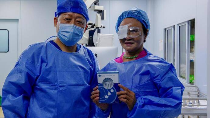 "没想到,一个手术就把我的白内障,远视,散光都解决了.