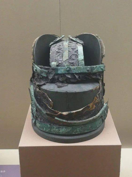 千年之后的我们,可以一睹其风采……专家推测,墓葬被毁而进德冠却还在