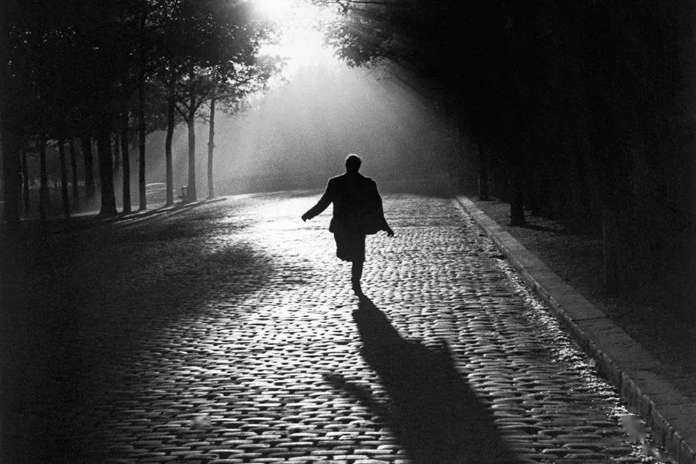 渐渐地,凭借自己在业界的声名鹊起,布拉塞成为了巴黎知识分子与艺术圈