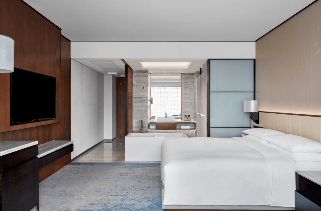 酒店主楼共设241间舒适典雅的客房,这次套餐入住的是42㎡ 豪华房,房间