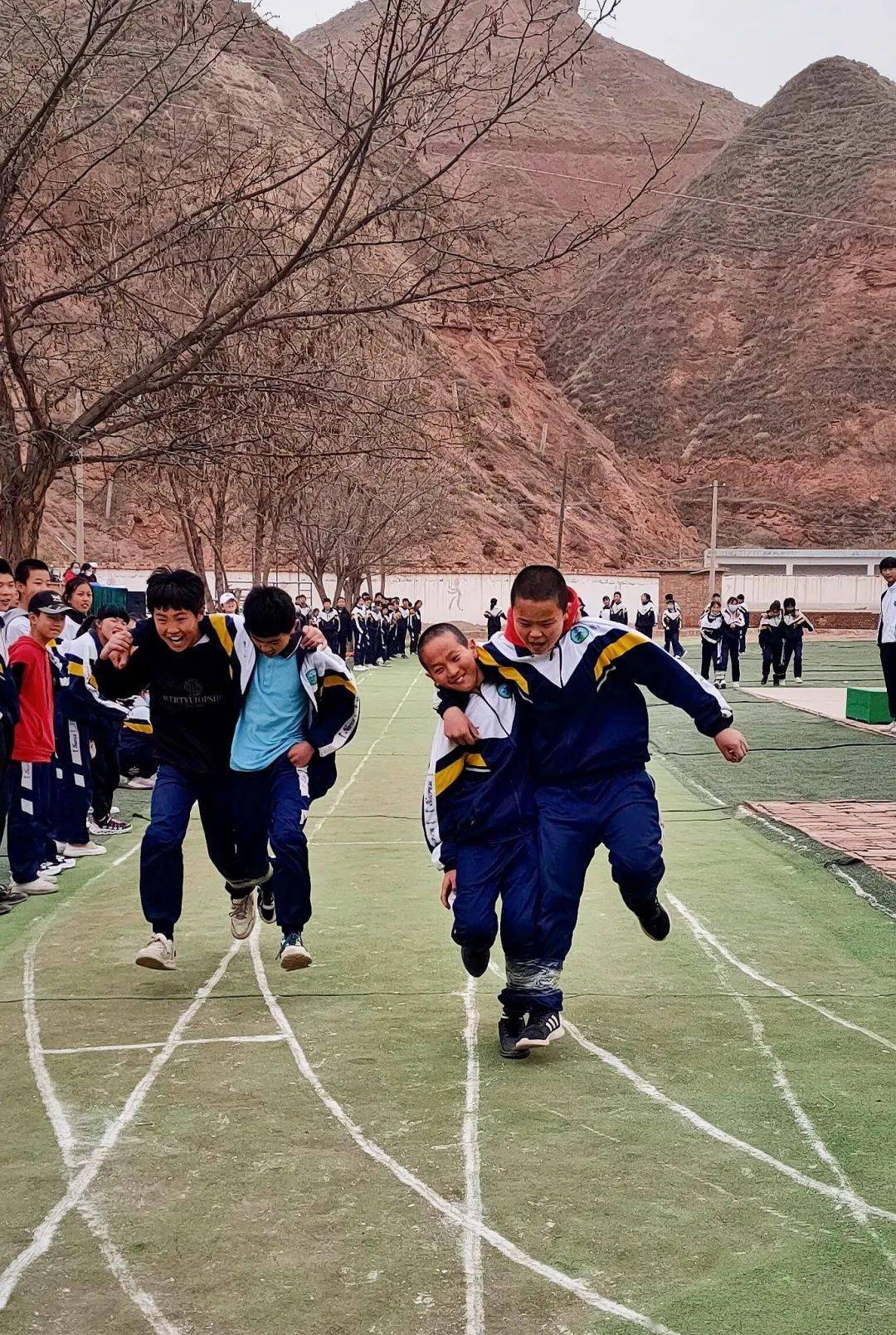 甘肃3名中学生裤子图片