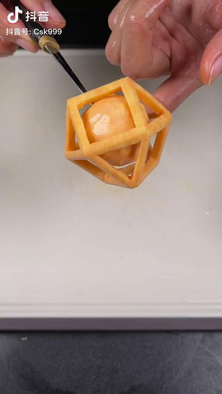 今天用红薯教你雕刻玲珑球新手可以用白萝卜先练习下个作品流星锤雕刻