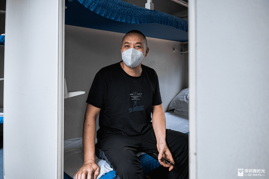 他们从中午在天桥上等待火车进站,到下午坐上火车,全程陪伴着k238次