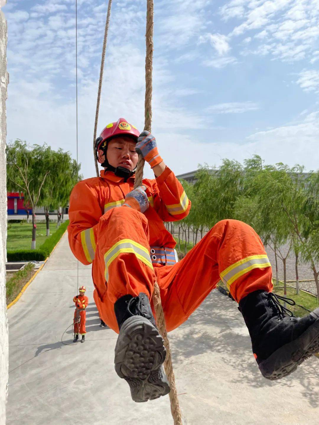 个月的入职培训已进入了尾声还记得刚来时穿着长袖在训练场上站军姿