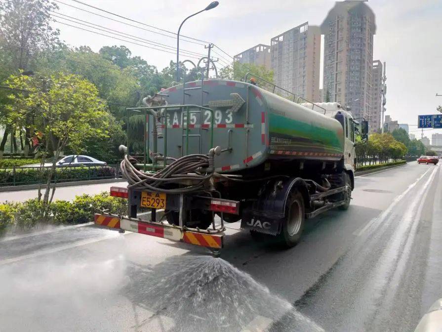 高温下的洒水车驾驶员为城市除尘降温