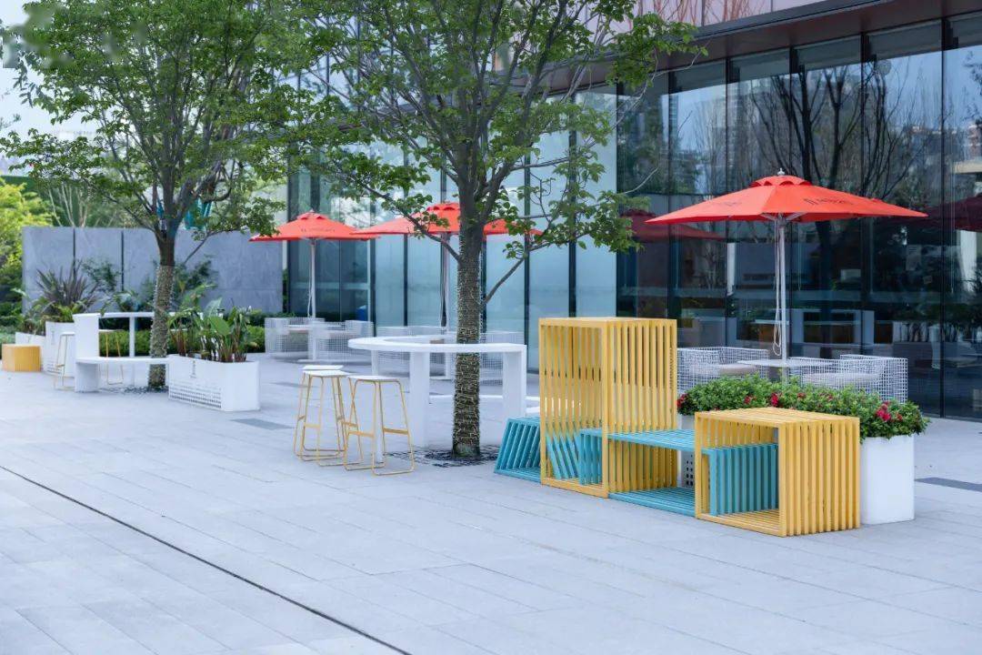 整个商业街休息区域的软装采用了撞色设计,增加视觉效果,给人带来视觉