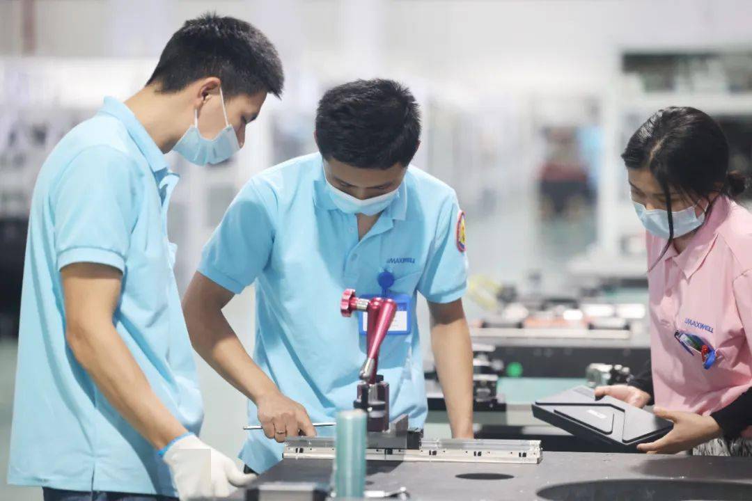 工人在苏州迈为科技股份有限公司的车间内作业.