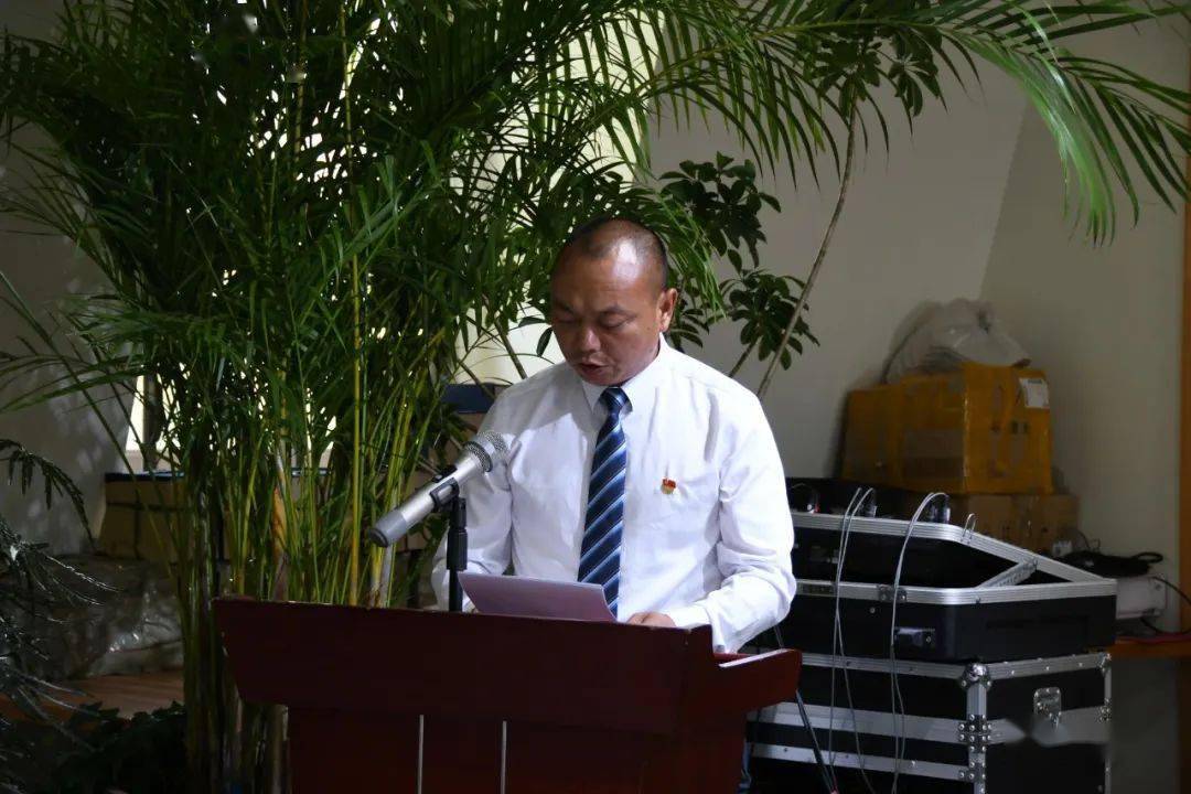 中共南涧县委书记王绍基,县人大常委会副主任李典参加汇报会,汇报会由