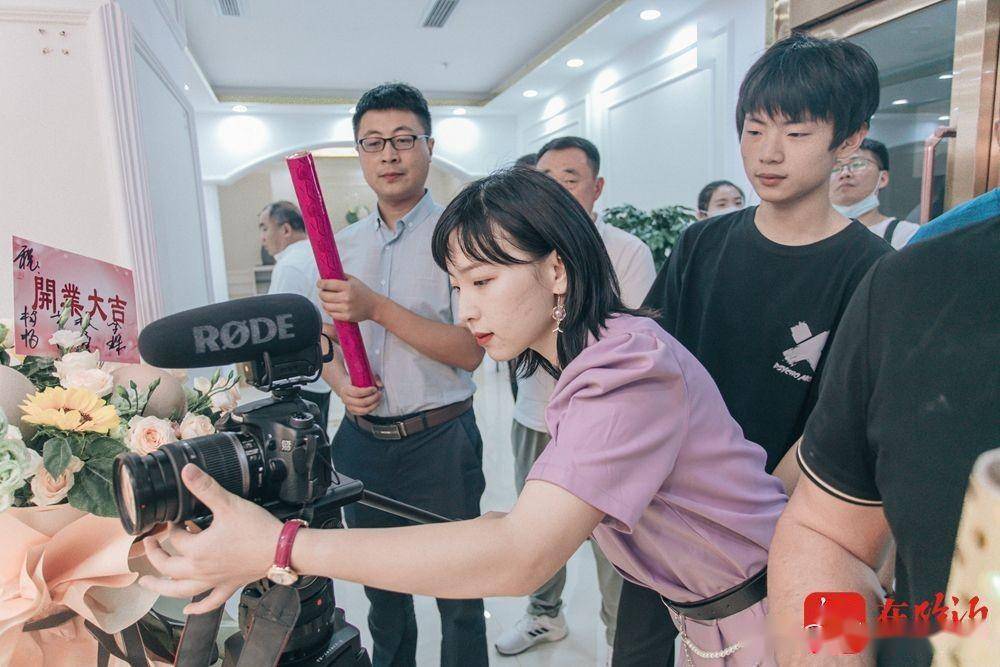 临沂女孩张宁:大学生返乡创业共筑乡村甜蜜事业_养蜂_蜂蜜_姐姐