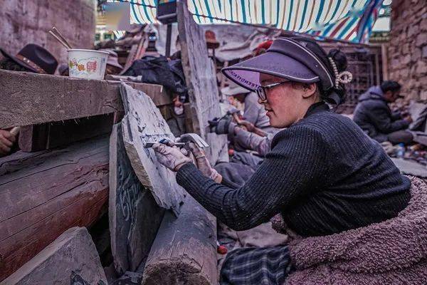 玛尼石刻 胡常德卡瓦洛日(组照) 刘炳科多彩的窗户(组照) 钱小平丹霞