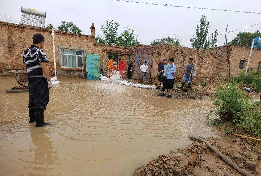 马家滩镇:暴雨来袭 党员干部战"汛"一线显担当_群众_陈玉华_疏散