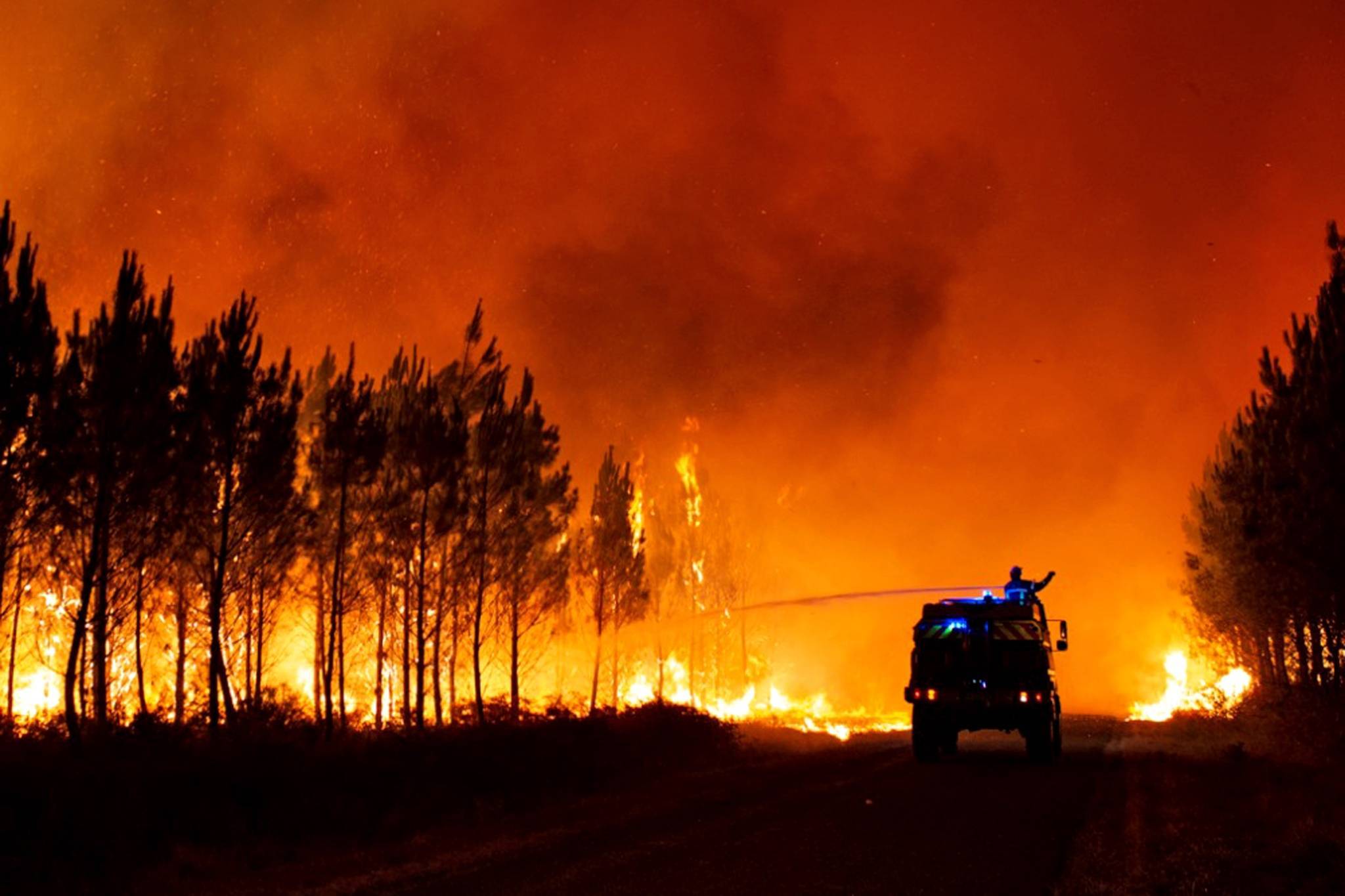 法国吉伦特省山火肆虐致约一万人被疏散，过火面积超六千公顷