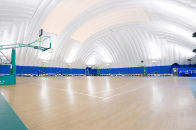 普通体育馆用砖,瓦,混泥土,木材等建筑材料以钢结构梁柱为支撑.