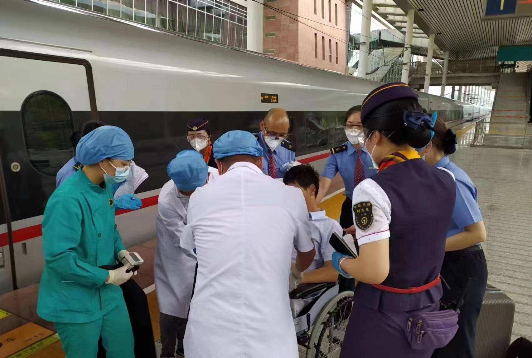 旅客突发疾病晕倒,列车临时停车4分钟送旅客救治_郭先生_李庆_邓凌云