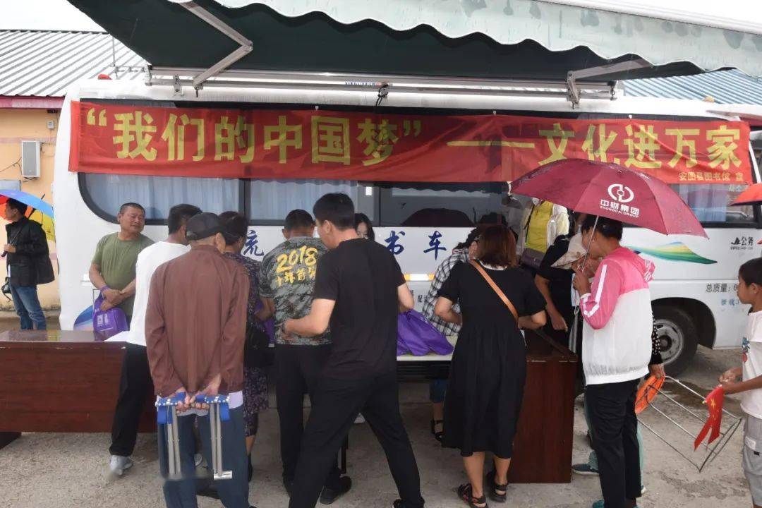 为西江村村民们送来了精神食粮,精心挑选了能看得懂,用得上的农村实用