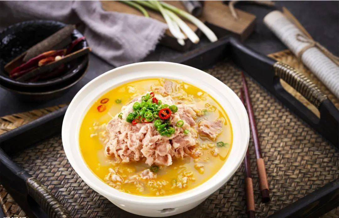 牛里脊肉:切割自牛背部的柔嫩瘦,骨里面的一条瘦肉.