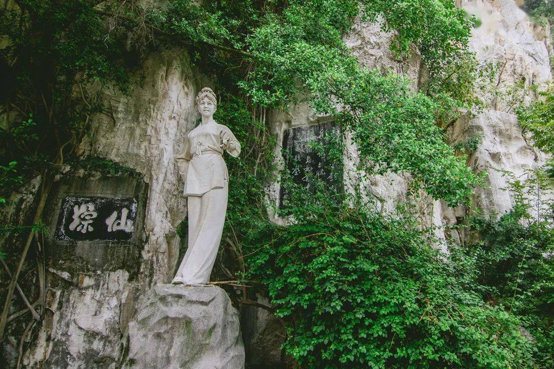 鱼峰山上的刘三姐雕像与石碑 图/李肖昌 摄影鱼峰山游玩贴士开放