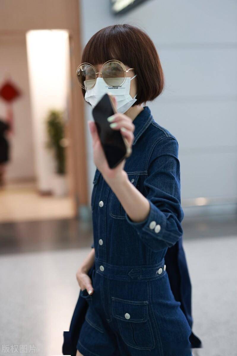 街拍:鲁豫深蓝色牛仔连体短裤 运动鞋简约干练_长沙_湖南_机场