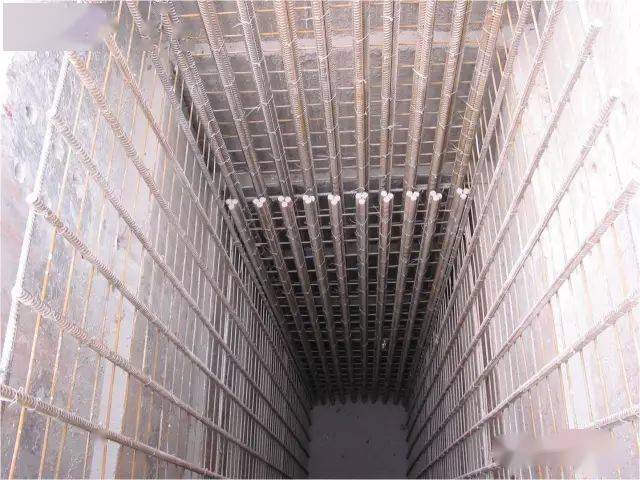 钢筋布置要严格按设计图,要注意受力筋的位置,悬臂桩主受力侧在滑坡后