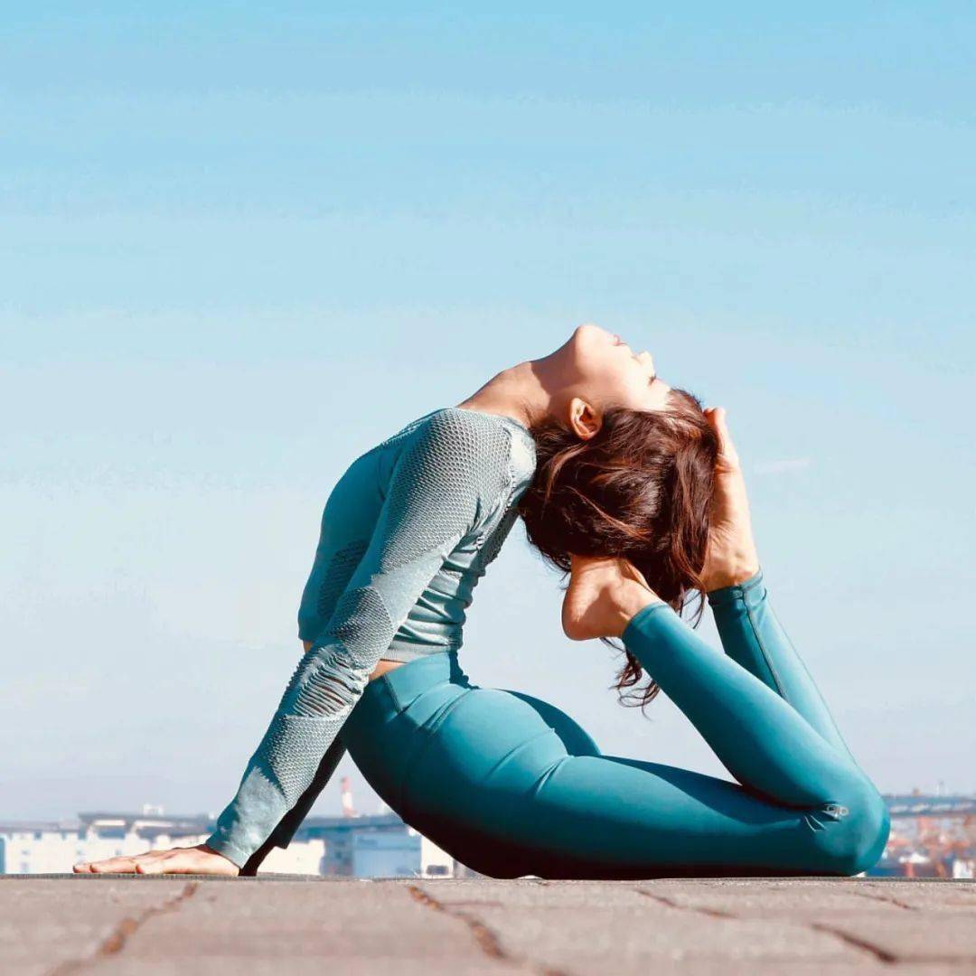 一套" 高强度 " 晨练流瑜伽序列,20个动作,加强全身力量和体能_向后