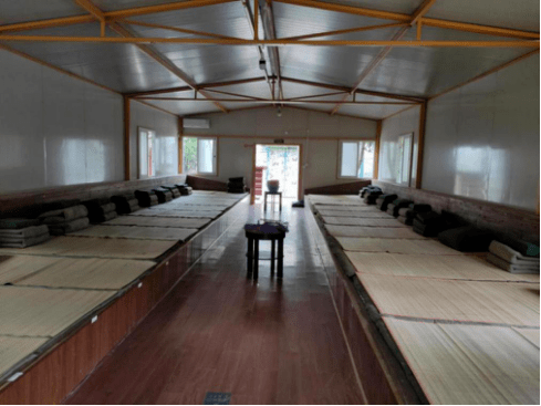 大通铺一至五号营区为大通铺可住150人标间(6号营区)9个标间可住18人