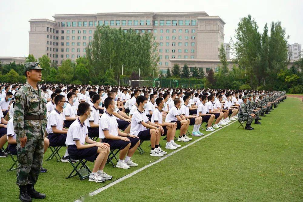 担当新时代 青春当报国——东北师大附中举行2022级新生军训开营式