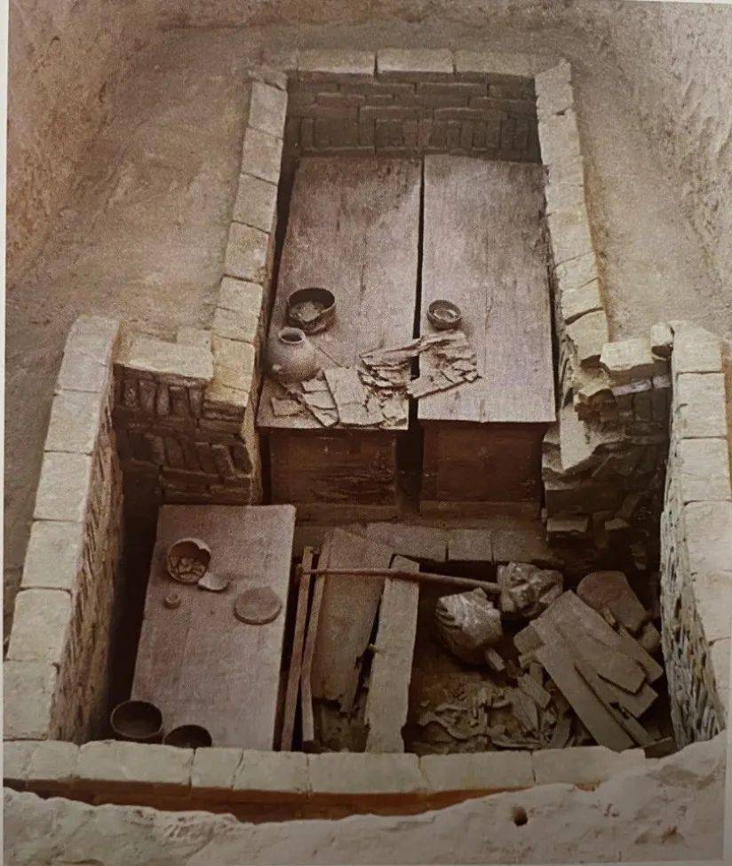 7座墓葬基本呈东西向,东面带有斜坡状墓道,其中4座为单室墓,3座为双室