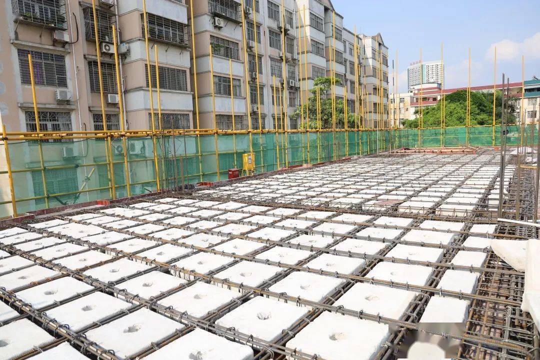 在白凹窝小学项目教学楼项目顺利实施了"现浇混凝土空心楼盖"施工工艺
