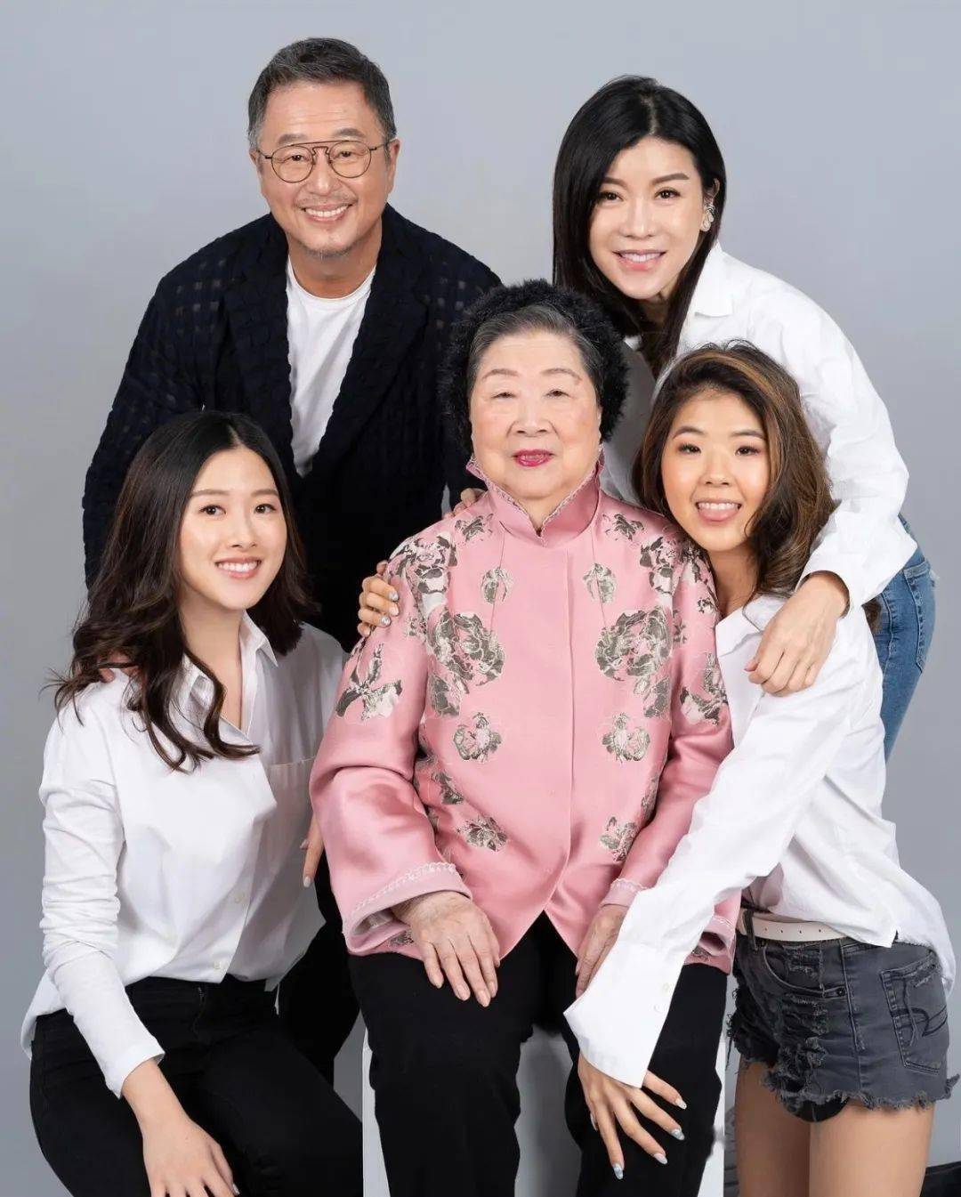 还有春节必不可少的团圆饭,除了王伟忠夫妇,母亲和两个姐姐外,右边