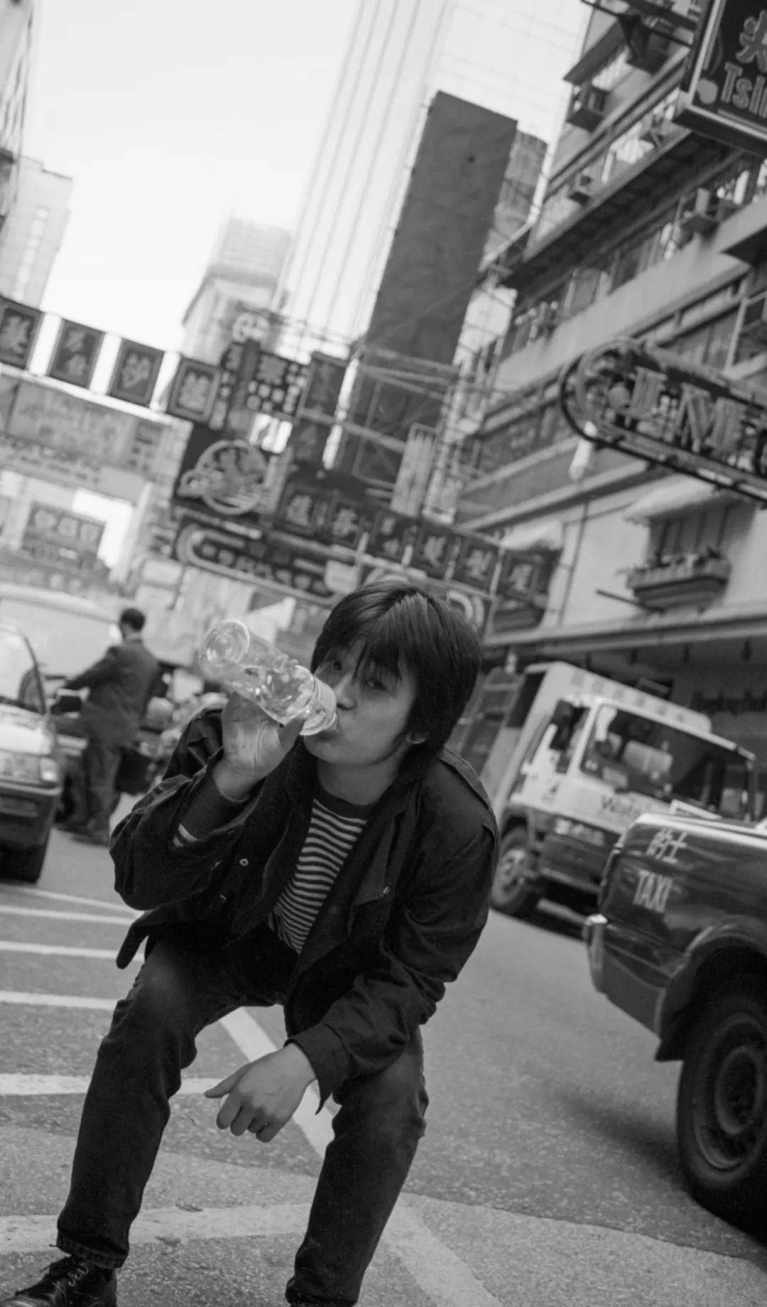 邓讴歌唐朝乐队何勇94年红磡,上千名香港乐迷高原镜头下的魔岩三杰,从