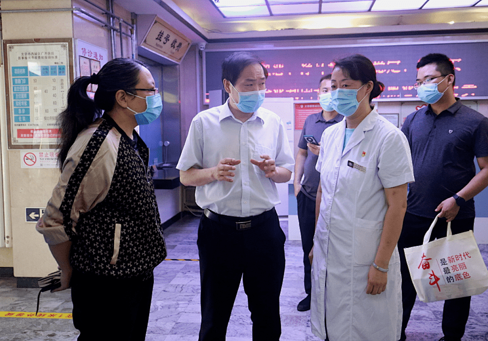 区委常委,组织部部长唐行安到广外医院督导检查文明典范城区创建工作