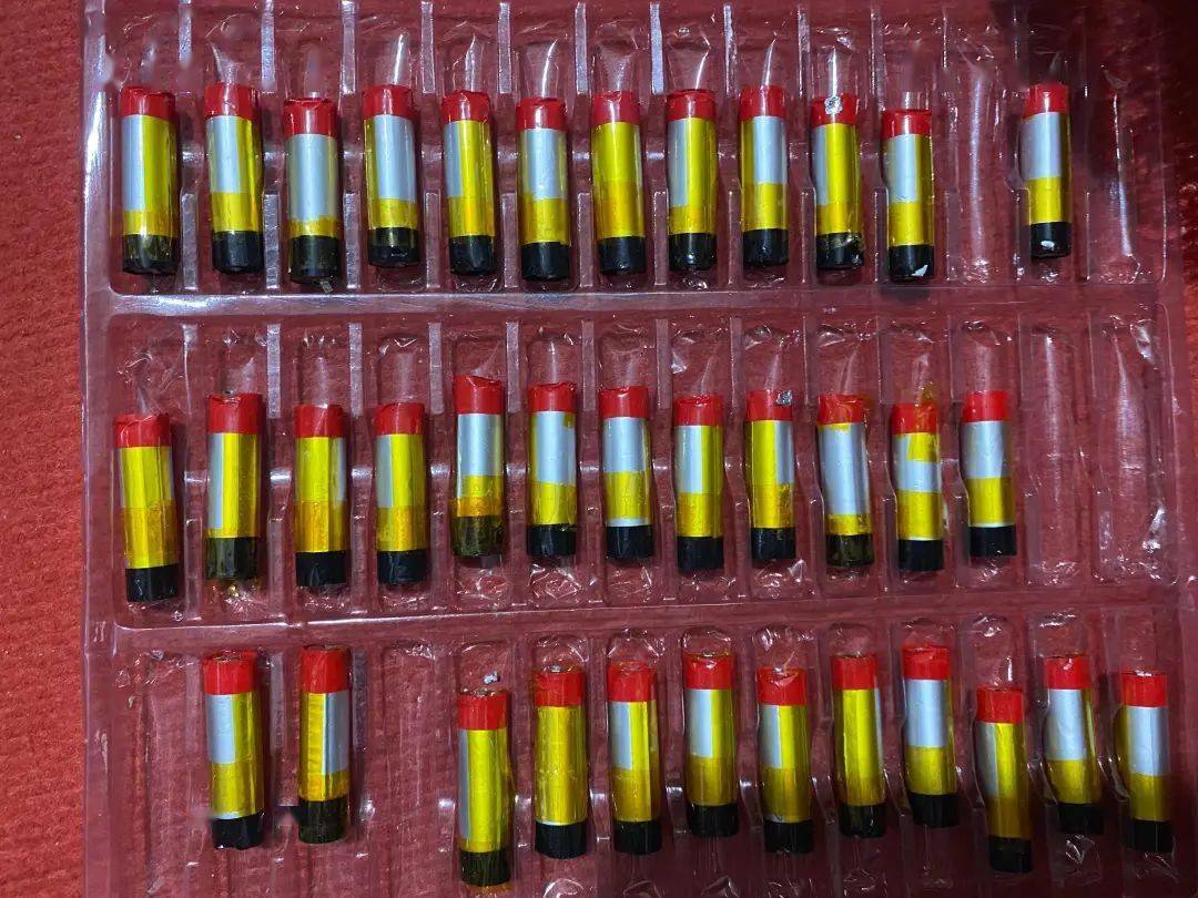 捣毁制假窝点2个,现场抓获犯罪嫌疑人2名,扣押假冒商标"kado"牌电子烟