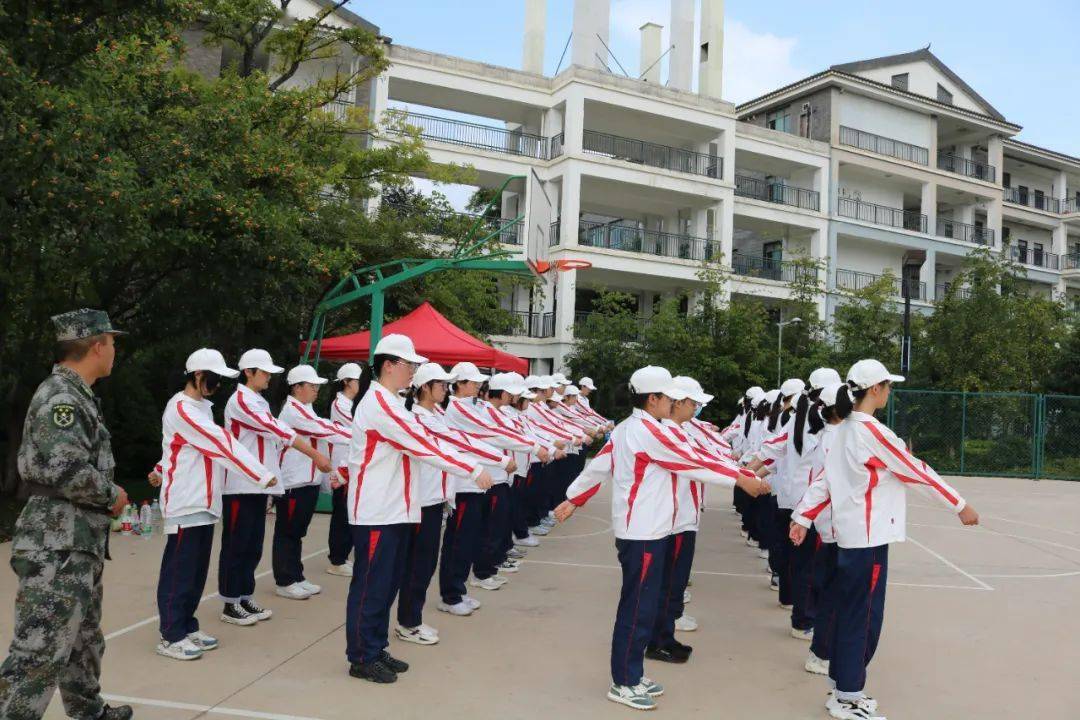 稍息,立正!昆明中学生"新生连"报到,军训开始了!_生活_云南师大_军姿