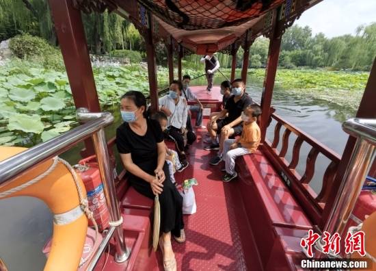 北京：市民泛舟紫竹院公园“荷花渡”