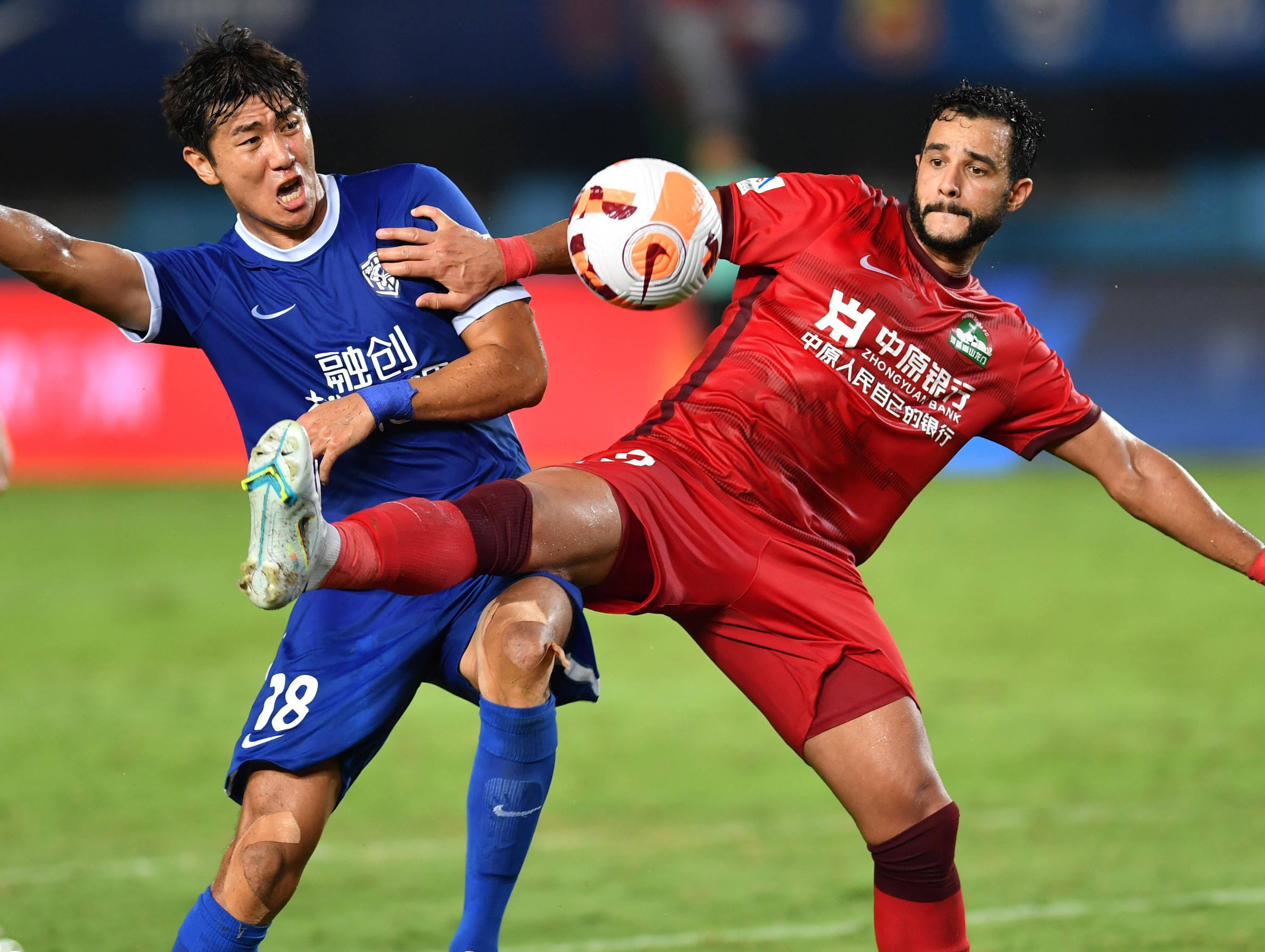 足球——中超:河南嵩山龙门对阵武汉三镇_比赛_新华社_郑州
