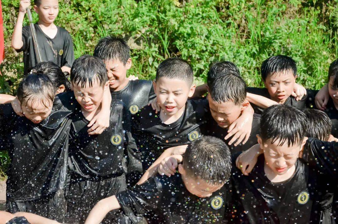 团县委开展"少年军校·热血少年"军事夏令营活动_教育_跟党走_引导