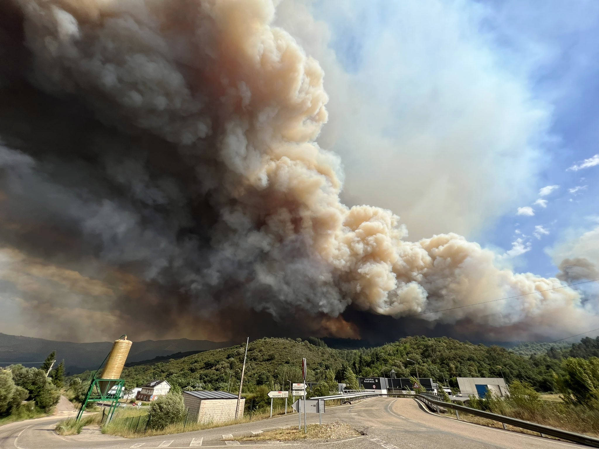 葡萄牙山火浓烟蔓延400公里 笼罩西班牙摩天大厦