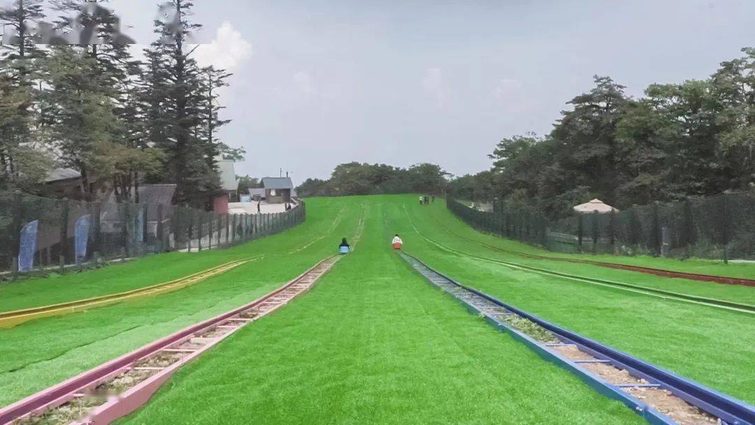 整个乐园占地15亩,彩虹滑道100米,宽10米,共两个滑道,轨道滑草200米