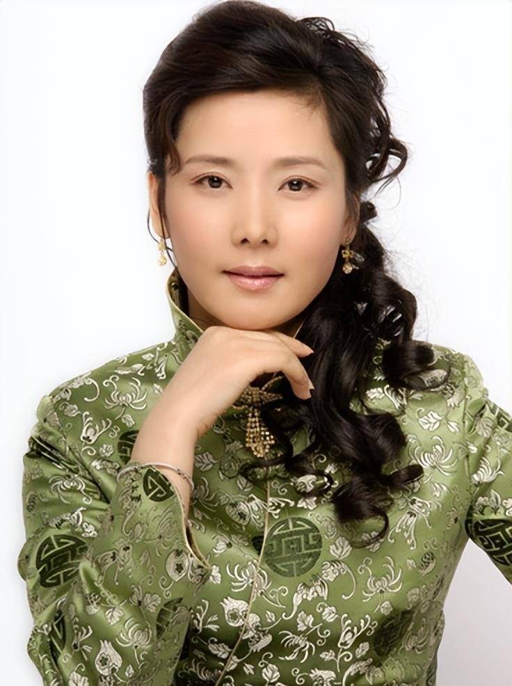 何赛飞:5岁被母抛弃,后嫁恩师儿子恩爱34年,58岁上电视时尚犹存_父亲