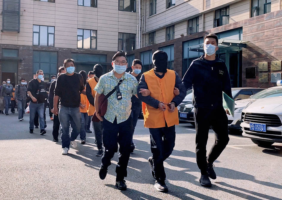 "猎狐"行动开展八年,沪警方追回嫌犯868人赃款逾76亿_屠某_张某_工作