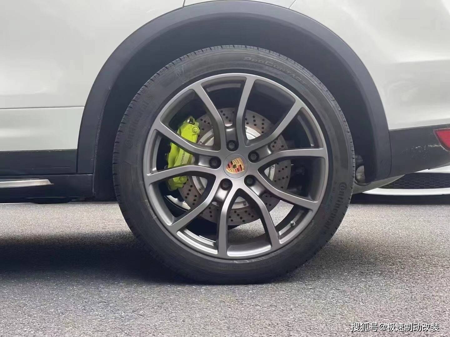 【保时捷卡宴刹车改装】升级阿基波罗前10后4卡钳套装,定制荧光绿颜色