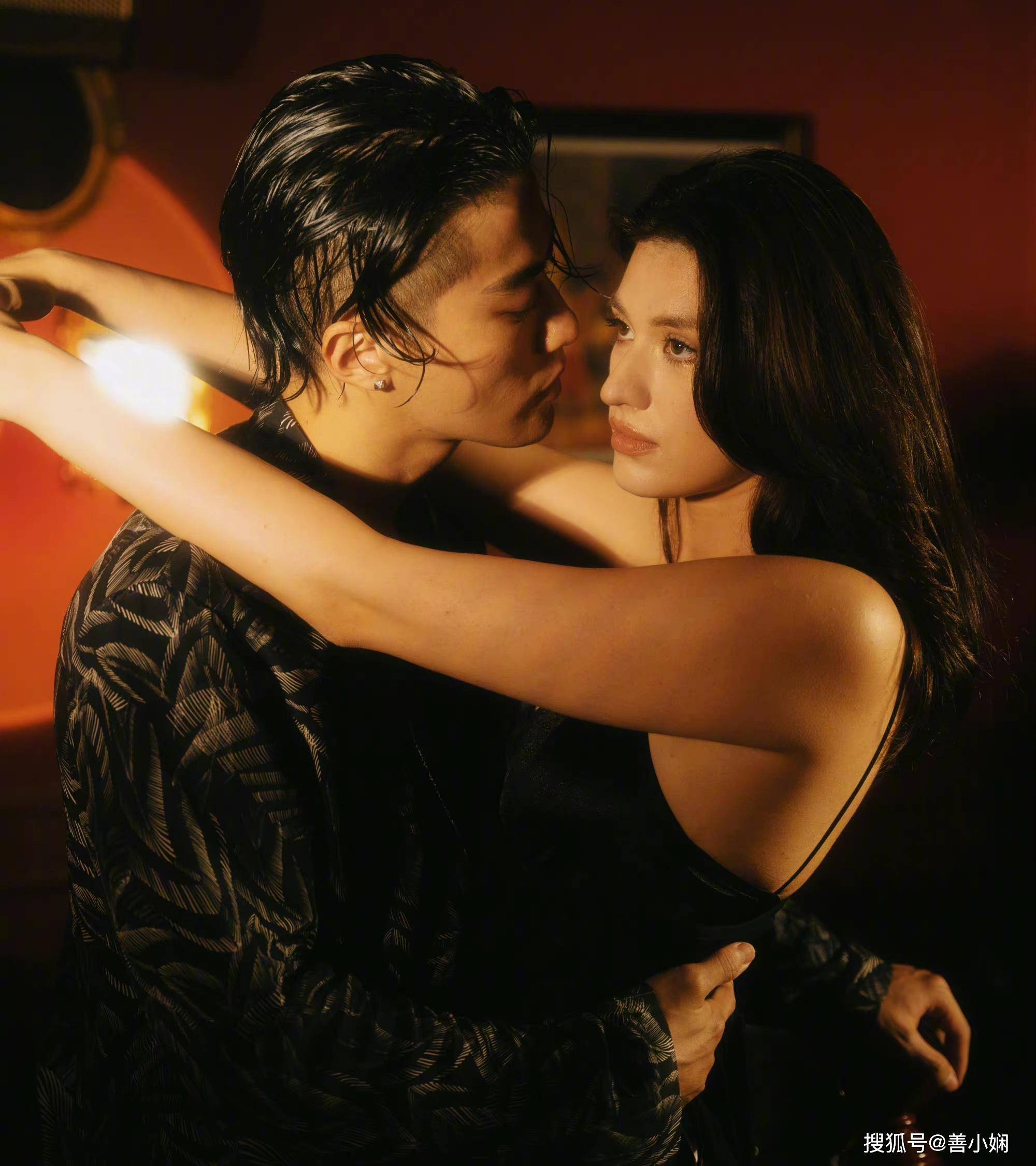 在老婆火了之后,仲尼多次蹭卡琳娜的流量,大卖爱妻人设.