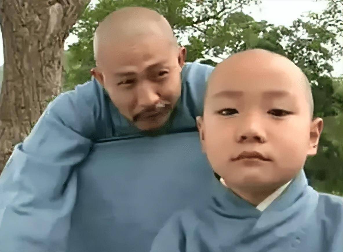 《真命小和尚》也是曹骏出演的首部电视剧,当时只有8岁的曹骏可爱的