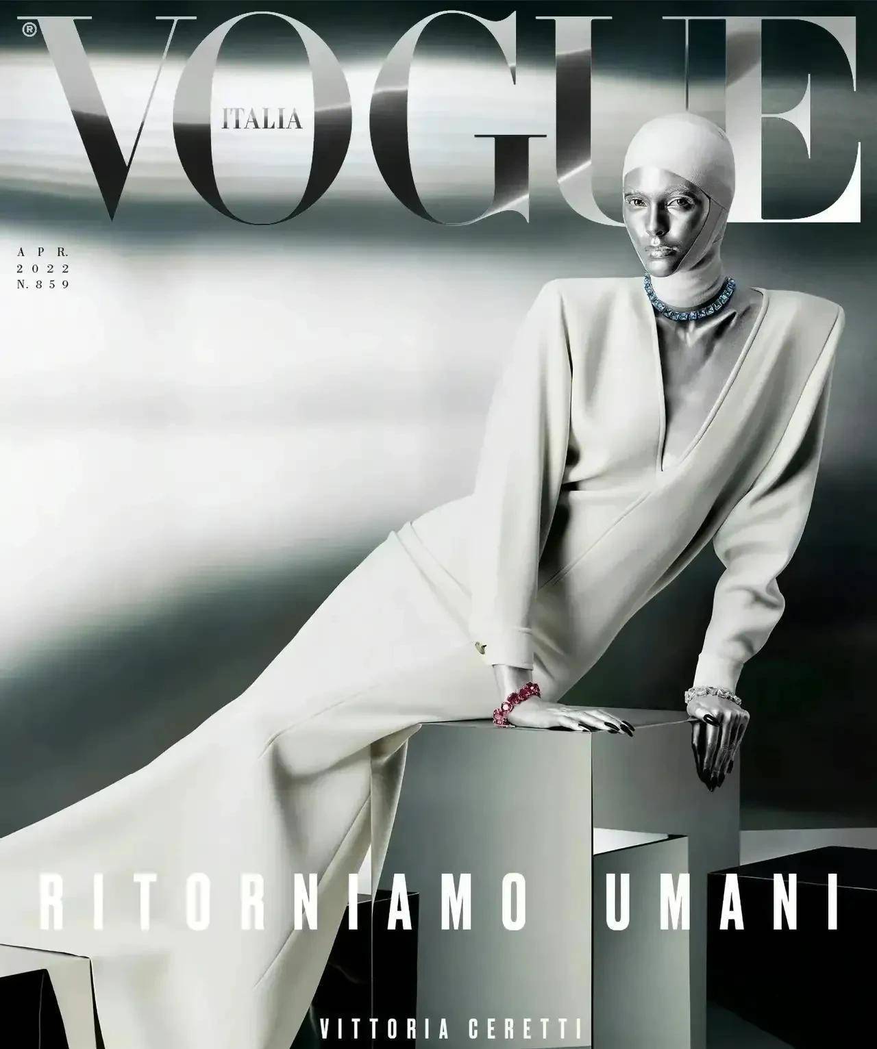 某时尚杂志此前拍过一组模特身涂银漆的照片,视觉效果令人震撼.