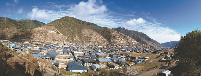 百年藏寨尼巴村_村寨_木架_卢曼曼