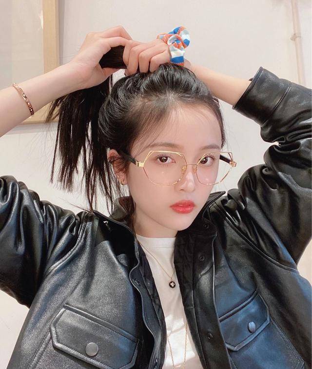 吴宣仪漂亮耳环青春十足,简单首饰超级百搭,减龄又时尚的风格_服装