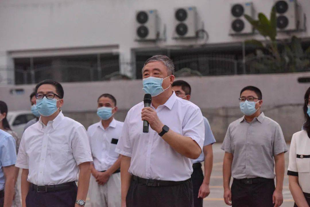 院长裴晓华主持座谈会,并介绍了医院医务工作,提前祝贺医师们节日快乐