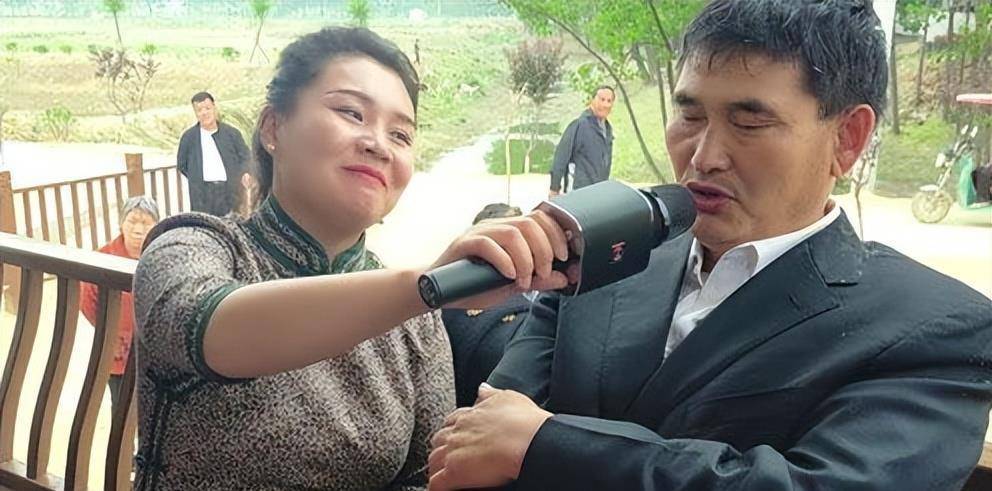 歌手袁庆祝贺大衣哥,称他找到一个好儿媳,女方喜欢朱单伟不图钱